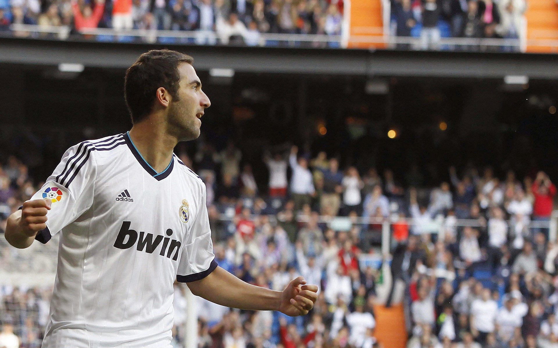 前任名帅回归执教，球队复苏势头明显，前足球教练