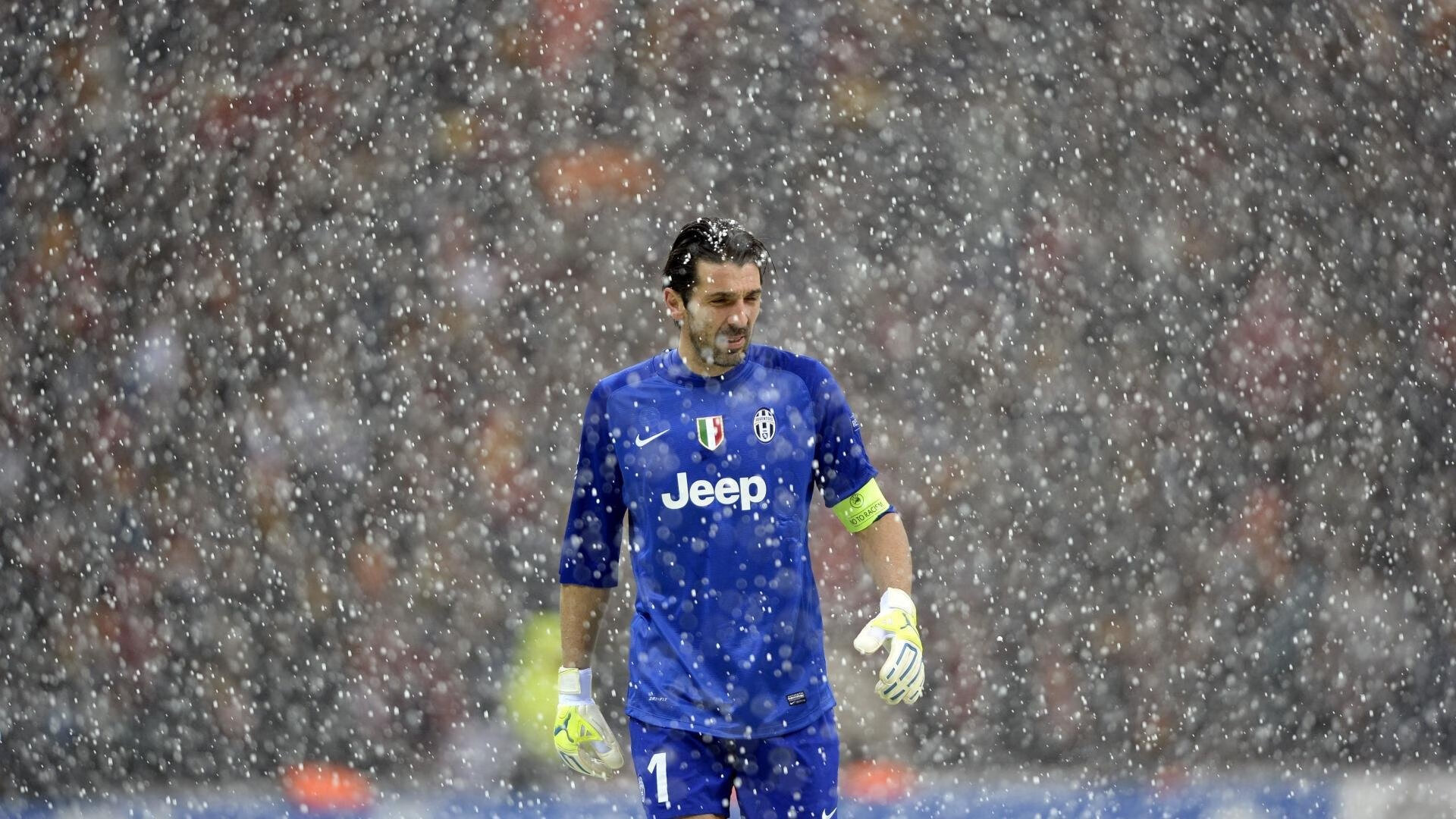 女足比赛中，中国队员马某助攻得手，中国女足队员受伤