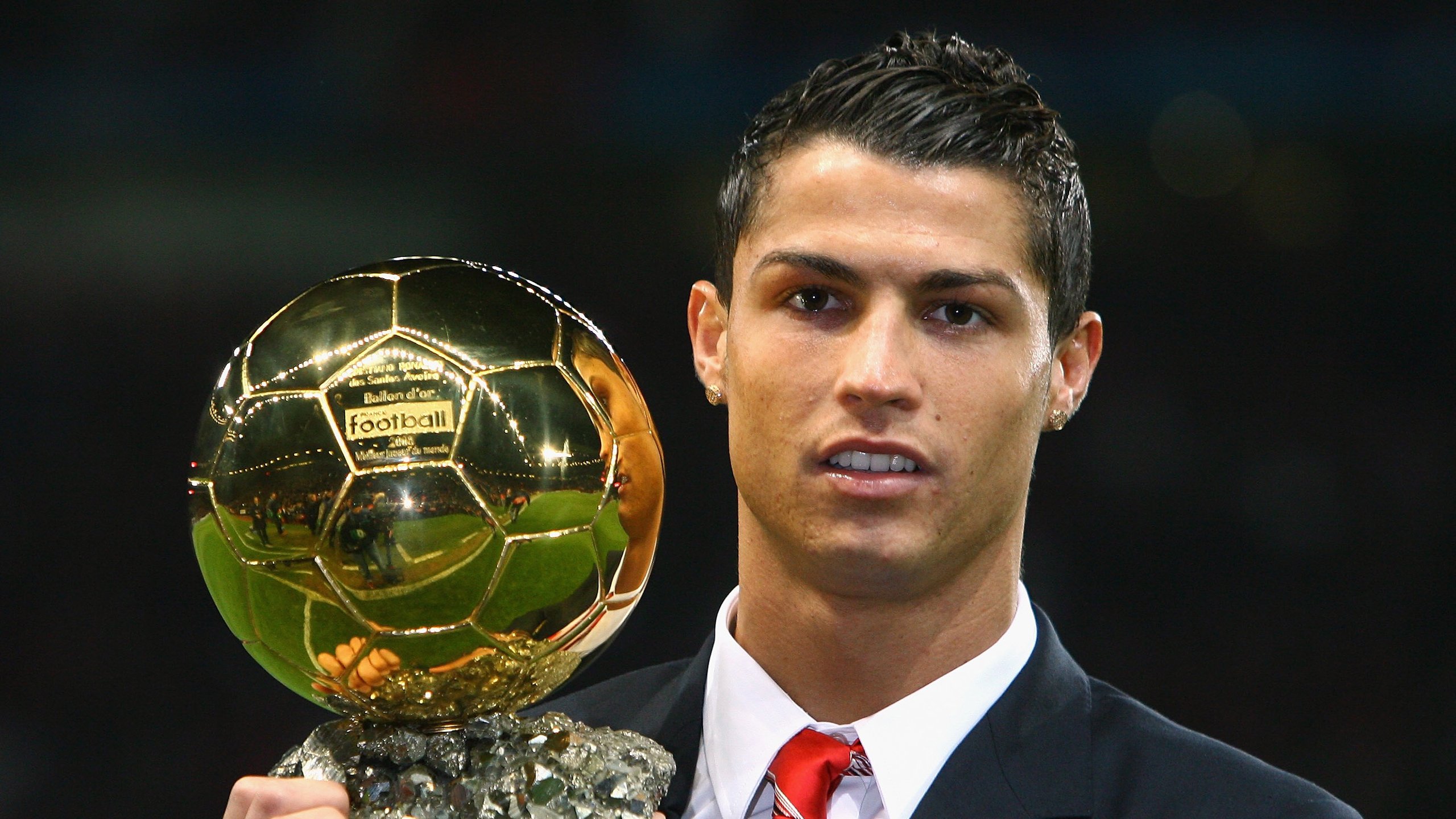 是否应增加数据裁判职位辅助主裁判判罚质量